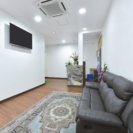 Oyo 90869 Hotel Madeena Inn Sepang Luaran gambar